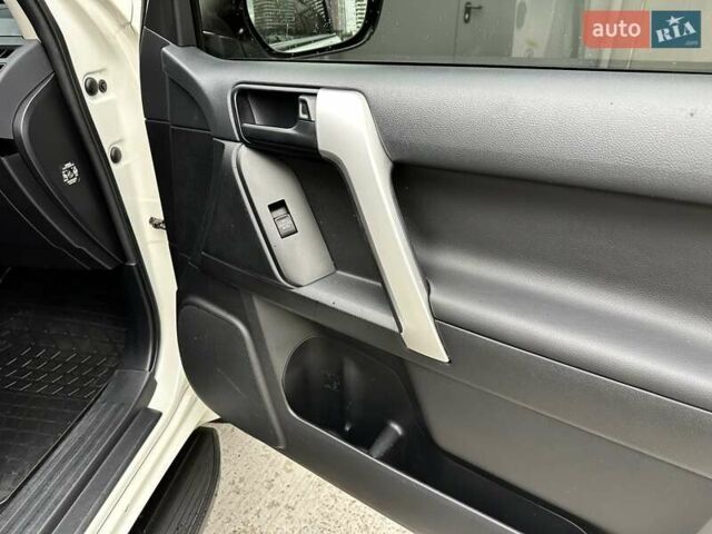 Белый Тойота Ленд Крузер Прадо, объемом двигателя 4 л и пробегом 119 тыс. км за 35450 $, фото 62 на Automoto.ua