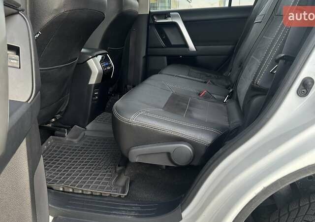 Білий Тойота Ленд Крузер Прадо, об'ємом двигуна 4 л та пробігом 90 тис. км за 39604 $, фото 6 на Automoto.ua