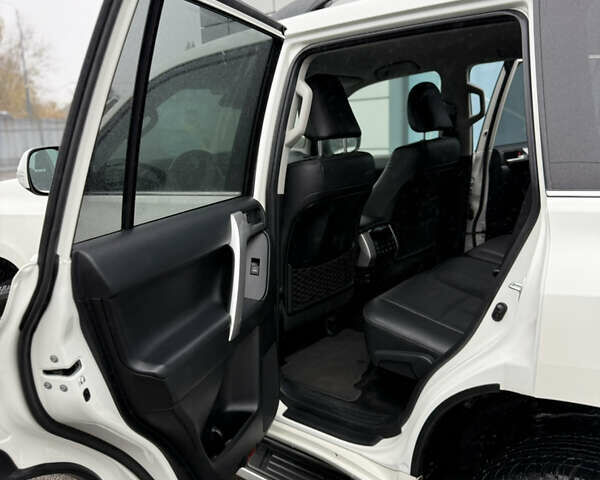 Белый Тойота Ленд Крузер Прадо, объемом двигателя 4 л и пробегом 64 тыс. км за 42900 $, фото 18 на Automoto.ua