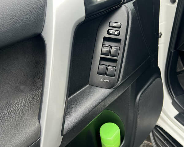 Белый Тойота Ленд Крузер Прадо, объемом двигателя 2.76 л и пробегом 146 тыс. км за 35000 $, фото 9 на Automoto.ua