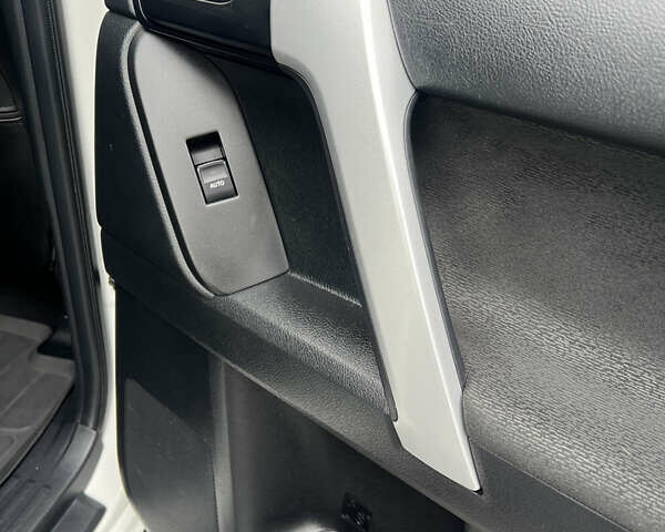 Белый Тойота Ленд Крузер Прадо, объемом двигателя 2.76 л и пробегом 146 тыс. км за 35000 $, фото 15 на Automoto.ua