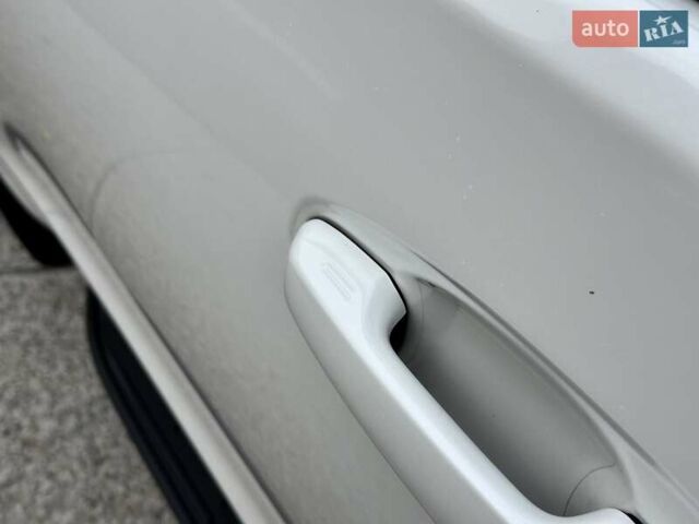 Белый Тойота Ленд Крузер Прадо, объемом двигателя 4 л и пробегом 119 тыс. км за 35450 $, фото 20 на Automoto.ua