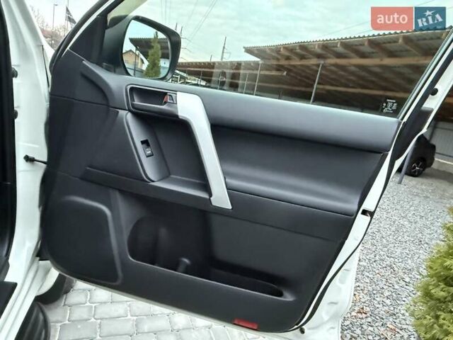 Белый Тойота Ленд Крузер Прадо, объемом двигателя 4 л и пробегом 79 тыс. км за 38700 $, фото 66 на Automoto.ua