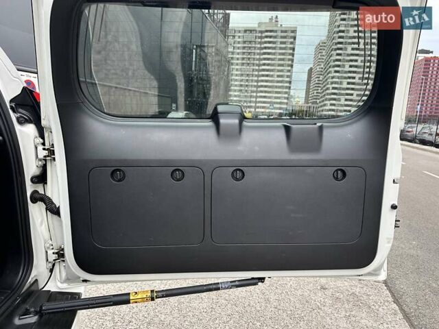 Белый Тойота Ленд Крузер Прадо, объемом двигателя 4 л и пробегом 119 тыс. км за 35450 $, фото 81 на Automoto.ua