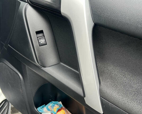 Белый Тойота Ленд Крузер Прадо, объемом двигателя 2.76 л и пробегом 146 тыс. км за 35000 $, фото 18 на Automoto.ua