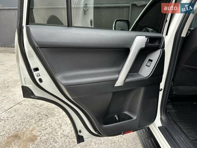 Белый Тойота Ленд Крузер Прадо, объемом двигателя 4 л и пробегом 119 тыс. км за 35450 $, фото 53 на Automoto.ua