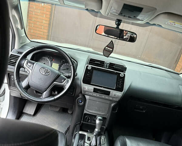 Белый Тойота Ленд Крузер Прадо, объемом двигателя 3.96 л и пробегом 140 тыс. км за 37500 $, фото 6 на Automoto.ua