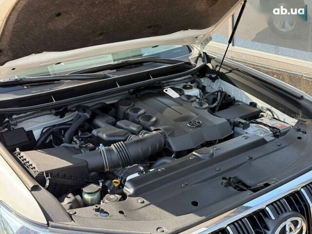 Белый Тойота Ленд Крузер Прадо, объемом двигателя 4 л и пробегом 119 тыс. км за 34950 $, фото 28 на Automoto.ua