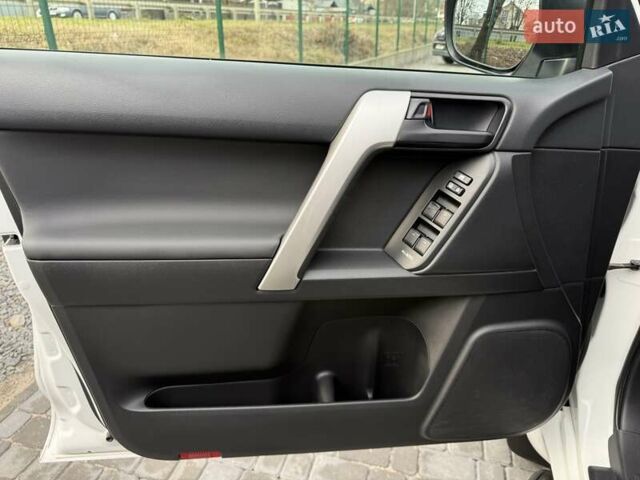 Белый Тойота Ленд Крузер Прадо, объемом двигателя 2.76 л и пробегом 141 тыс. км за 38500 $, фото 53 на Automoto.ua