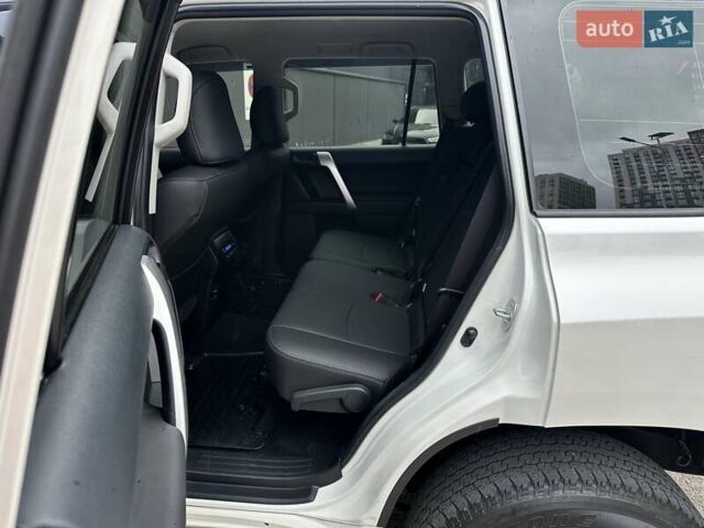 Белый Тойота Ленд Крузер Прадо, объемом двигателя 4 л и пробегом 119 тыс. км за 35450 $, фото 50 на Automoto.ua