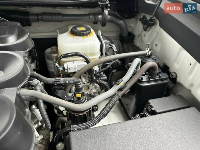 Белый Тойота Ленд Крузер Прадо, объемом двигателя 4 л и пробегом 119 тыс. км за 35450 $, фото 93 на Automoto.ua