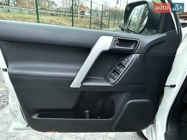 Белый Тойота Ленд Крузер Прадо, объемом двигателя 4 л и пробегом 79 тыс. км за 38700 $, фото 62 на Automoto.ua