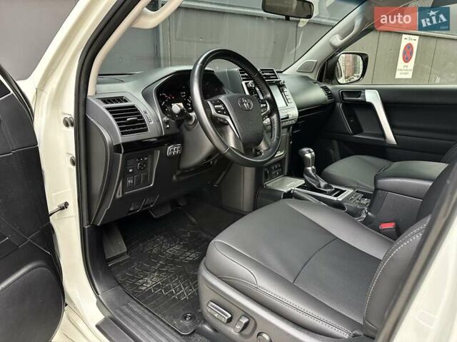 Белый Тойота Ленд Крузер Прадо, объемом двигателя 4 л и пробегом 119 тыс. км за 35450 $, фото 49 на Automoto.ua