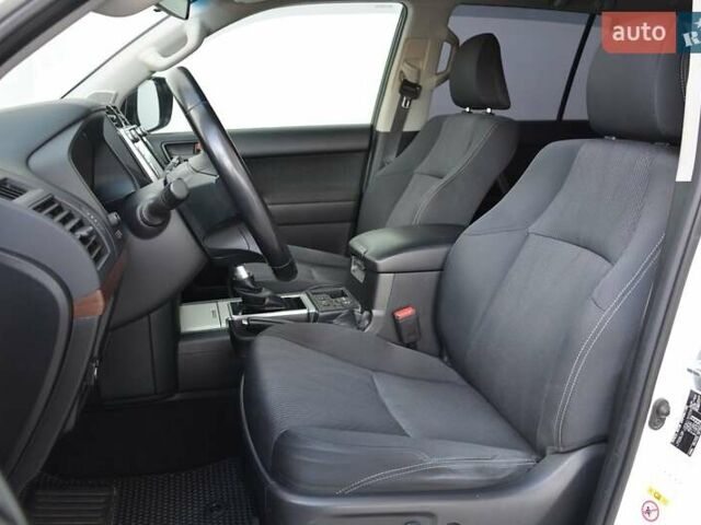 Белый Тойота Ленд Крузер Прадо, объемом двигателя 4 л и пробегом 140 тыс. км за 36500 $, фото 3 на Automoto.ua