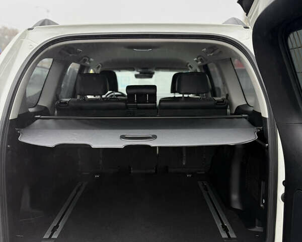 Белый Тойота Ленд Крузер Прадо, объемом двигателя 4 л и пробегом 64 тыс. км за 42900 $, фото 27 на Automoto.ua