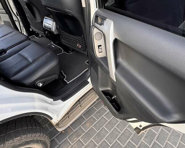 Белый Тойота Ленд Крузер Прадо, объемом двигателя 2.76 л и пробегом 130 тыс. км за 49599 $, фото 38 на Automoto.ua