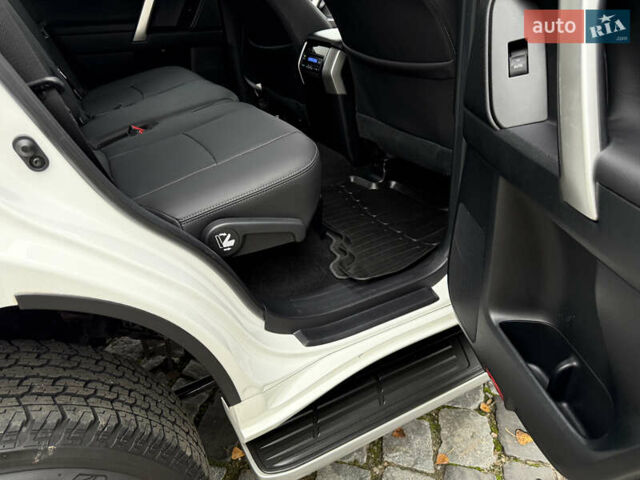 Белый Тойота Ленд Крузер Прадо, объемом двигателя 3.96 л и пробегом 50 тыс. км за 41999 $, фото 16 на Automoto.ua