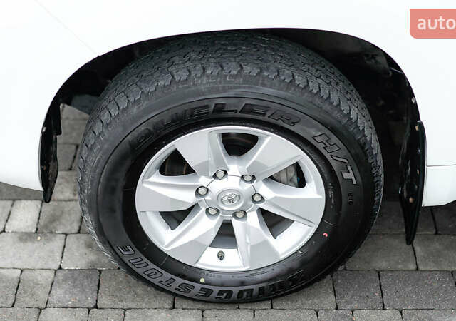 Белый Тойота Ленд Крузер Прадо, объемом двигателя 4 л и пробегом 28 тыс. км за 39990 $, фото 10 на Automoto.ua