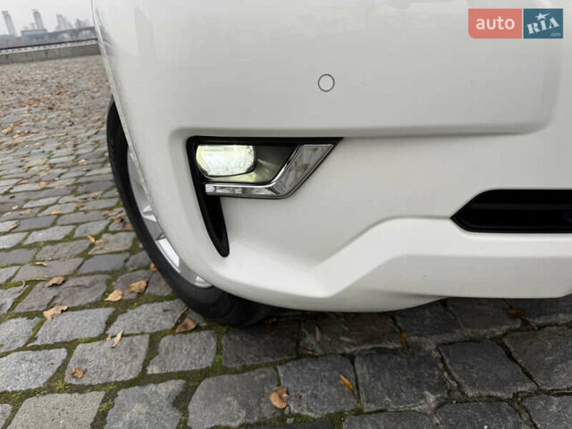 Белый Тойота Ленд Крузер Прадо, объемом двигателя 3.96 л и пробегом 50 тыс. км за 41999 $, фото 68 на Automoto.ua