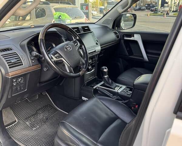 Белый Тойота Ленд Крузер Прадо, объемом двигателя 2.76 л и пробегом 130 тыс. км за 49599 $, фото 21 на Automoto.ua