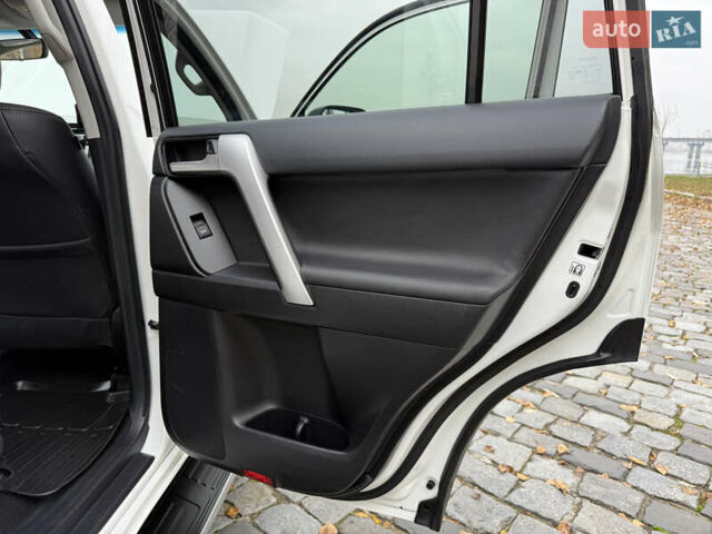 Белый Тойота Ленд Крузер Прадо, объемом двигателя 3.96 л и пробегом 50 тыс. км за 41999 $, фото 128 на Automoto.ua