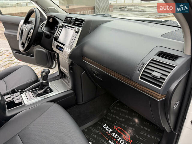 Белый Тойота Ленд Крузер Прадо, объемом двигателя 3.96 л и пробегом 50 тыс. км за 41999 $, фото 99 на Automoto.ua