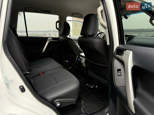 Белый Тойота Ленд Крузер Прадо, объемом двигателя 3.96 л и пробегом 50 тыс. км за 41999 $, фото 102 на Automoto.ua