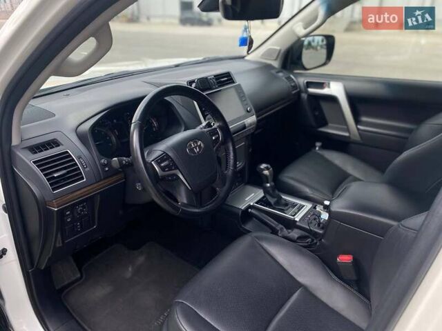 Тойота Ленд Крузер Прадо 2020 в Киеве на Automoto.ua Белый Тойота Ленд Крузер Прадо, объемом двигателя 3.96 л и пробегом 130 тыс. км за 44490 $, фото 15 на Automoto.ua
