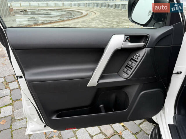 Белый Тойота Ленд Крузер Прадо, объемом двигателя 3.96 л и пробегом 50 тыс. км за 41999 $, фото 91 на Automoto.ua