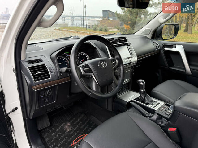 Белый Тойота Ленд Крузер Прадо, объемом двигателя 3.96 л и пробегом 50 тыс. км за 41999 $, фото 24 на Automoto.ua