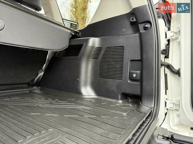 Белый Тойота Ленд Крузер Прадо, объемом двигателя 3.96 л и пробегом 50 тыс. км за 41999 $, фото 115 на Automoto.ua