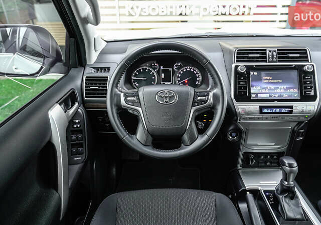 Белый Тойота Ленд Крузер Прадо, объемом двигателя 4 л и пробегом 28 тыс. км за 39990 $, фото 8 на Automoto.ua