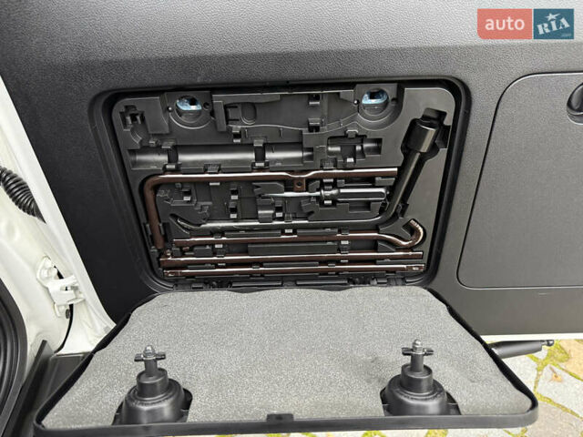 Белый Тойота Ленд Крузер Прадо, объемом двигателя 3.96 л и пробегом 50 тыс. км за 41999 $, фото 120 на Automoto.ua