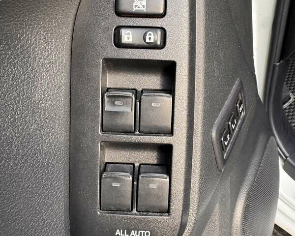 Белый Тойота Ленд Крузер Прадо, объемом двигателя 2.76 л и пробегом 130 тыс. км за 49599 $, фото 19 на Automoto.ua