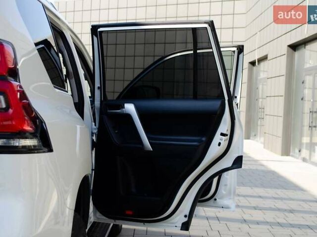 Белый Тойота Ленд Крузер Прадо, объемом двигателя 3.96 л и пробегом 42 тыс. км за 46500 $, фото 55 на Automoto.ua