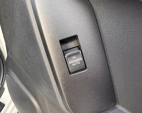 Белый Тойота Ленд Крузер Прадо, объемом двигателя 2.76 л и пробегом 130 тыс. км за 49599 $, фото 33 на Automoto.ua