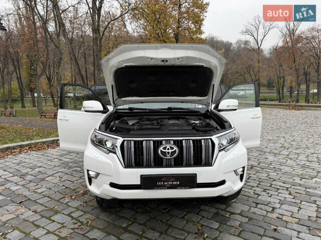 Белый Тойота Ленд Крузер Прадо, объемом двигателя 3.96 л и пробегом 50 тыс. км за 41999 $, фото 125 на Automoto.ua