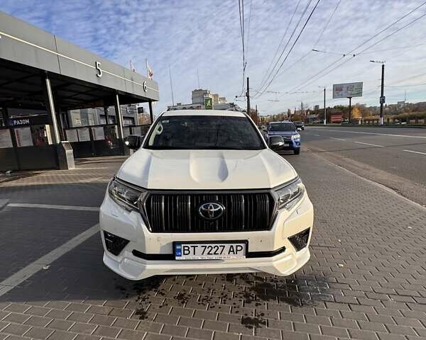 Белый Тойота Ленд Крузер Прадо, объемом двигателя 2.76 л и пробегом 130 тыс. км за 49599 $, фото 1 на Automoto.ua