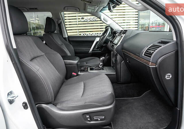 Белый Тойота Ленд Крузер Прадо, объемом двигателя 4 л и пробегом 28 тыс. км за 39990 $, фото 5 на Automoto.ua