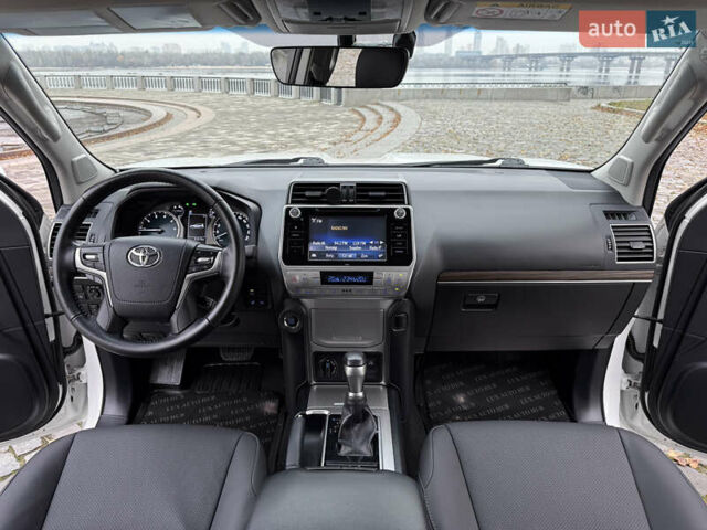 Белый Тойота Ленд Крузер Прадо, объемом двигателя 3.96 л и пробегом 50 тыс. км за 41999 $, фото 11 на Automoto.ua