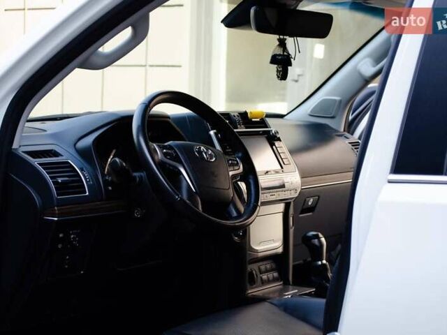 Белый Тойота Ленд Крузер Прадо, объемом двигателя 3.96 л и пробегом 42 тыс. км за 46500 $, фото 26 на Automoto.ua