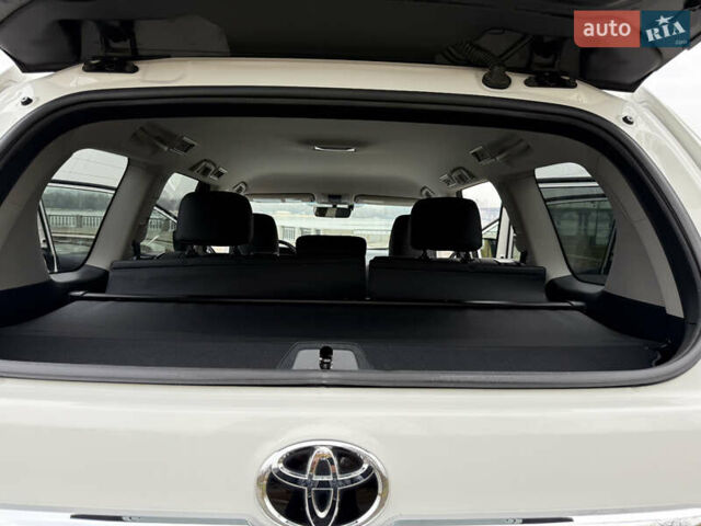 Белый Тойота Ленд Крузер Прадо, объемом двигателя 3.96 л и пробегом 50 тыс. км за 41999 $, фото 101 на Automoto.ua