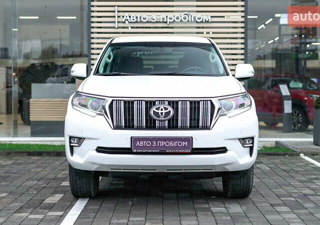 Белый Тойота Ленд Крузер Прадо, объемом двигателя 4 л и пробегом 28 тыс. км за 39990 $, фото 4 на Automoto.ua