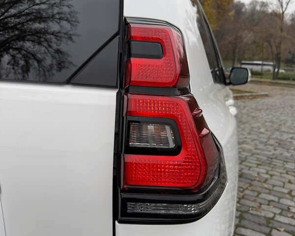 Белый Тойота Ленд Крузер Прадо, объемом двигателя 3.96 л и пробегом 50 тыс. км за 41999 $, фото 46 на Automoto.ua