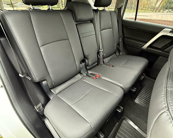 Белый Тойота Ленд Крузер Прадо, объемом двигателя 3.96 л и пробегом 50 тыс. км за 41999 $, фото 100 на Automoto.ua