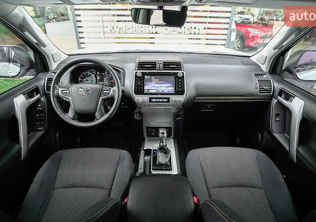 Белый Тойота Ленд Крузер Прадо, объемом двигателя 4 л и пробегом 28 тыс. км за 39990 $, фото 7 на Automoto.ua