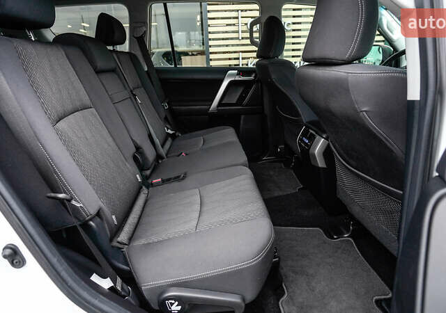 Белый Тойота Ленд Крузер Прадо, объемом двигателя 4 л и пробегом 28 тыс. км за 39990 $, фото 6 на Automoto.ua