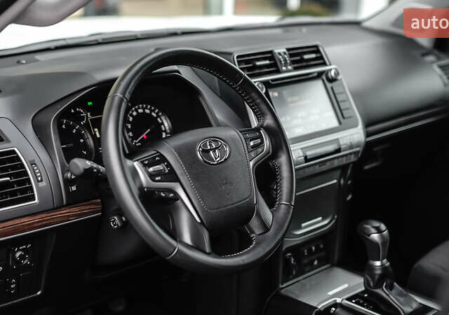 Белый Тойота Ленд Крузер Прадо, объемом двигателя 4 л и пробегом 28 тыс. км за 39990 $, фото 13 на Automoto.ua