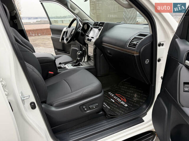 Белый Тойота Ленд Крузер Прадо, объемом двигателя 3.96 л и пробегом 50 тыс. км за 41999 $, фото 93 на Automoto.ua