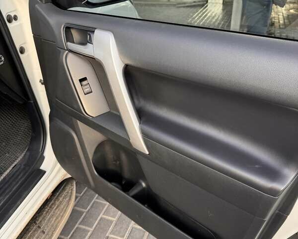 Белый Тойота Ленд Крузер Прадо, объемом двигателя 2.76 л и пробегом 130 тыс. км за 49599 $, фото 32 на Automoto.ua